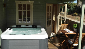 Ashford house 'The Snug' private hot tub